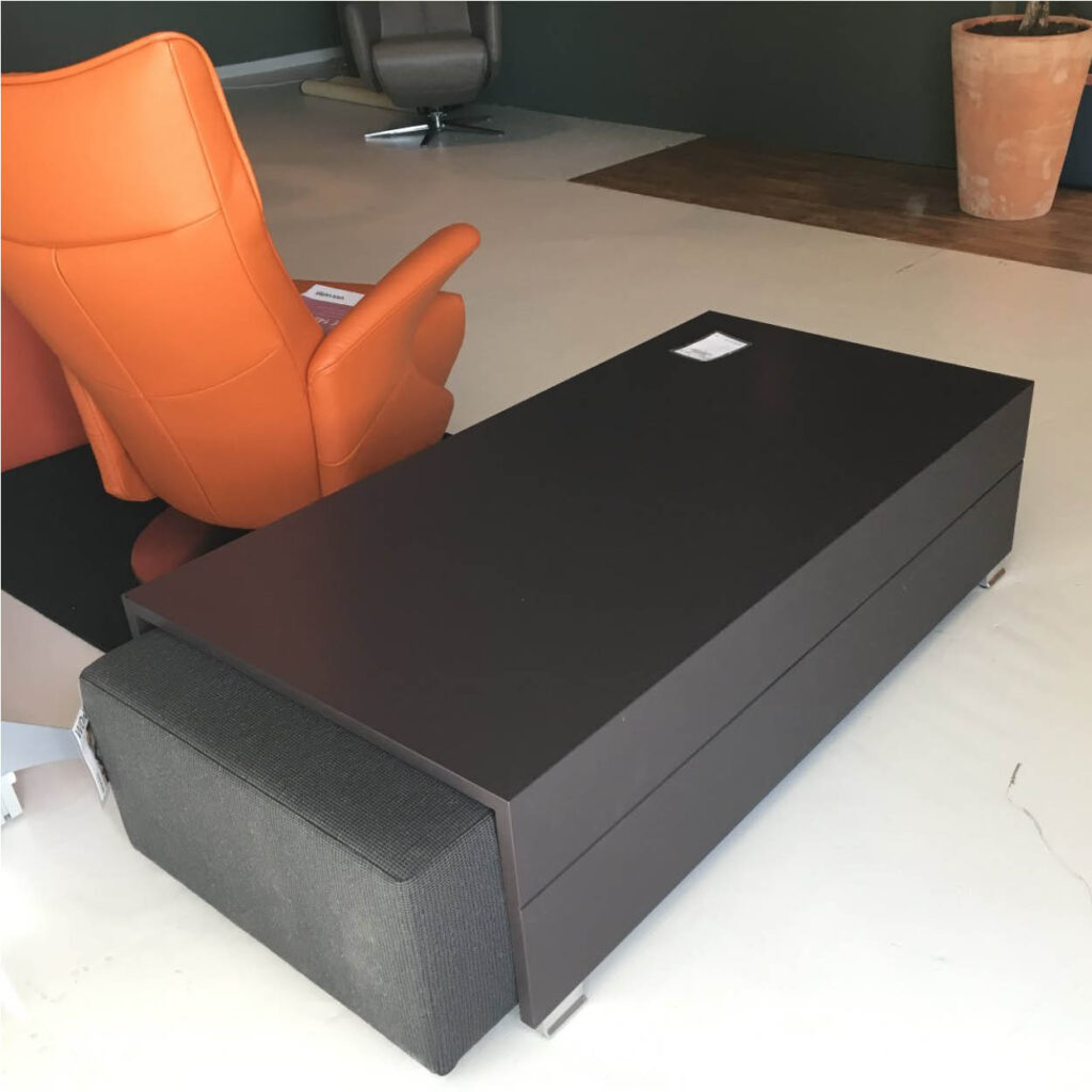 Leolux salontafel, bijzettafel en pouf Sisu