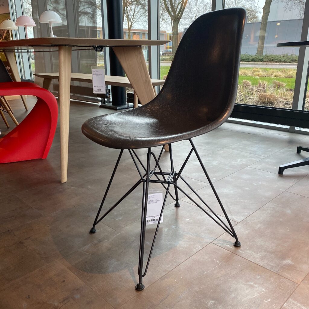 Vitra Fiberglass side chair DSR